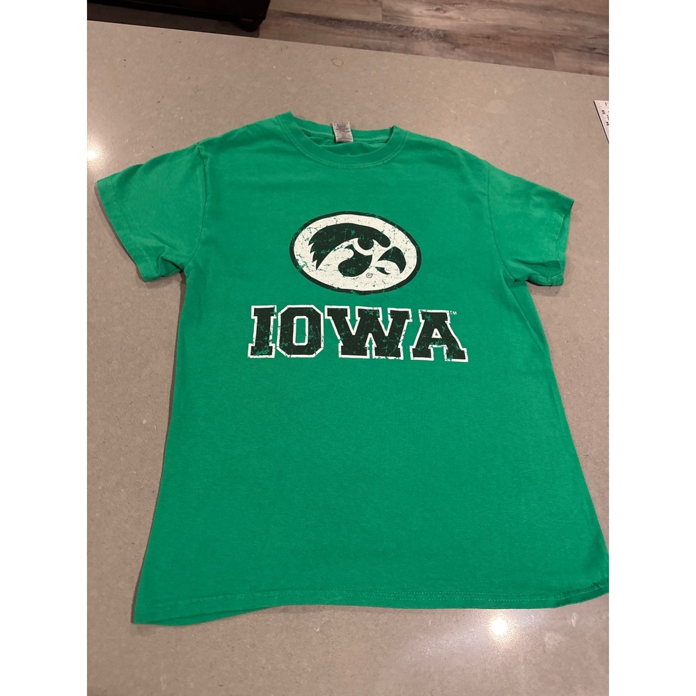 Iowa Hawkeyes T-Shirt Gildan Green Short Sleeve Mens Size S College Graphic Tee